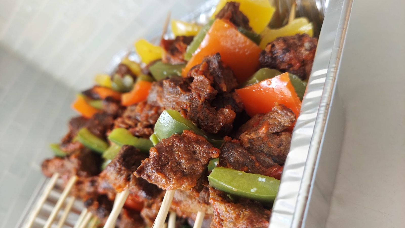 Peppered beef skewers with bell peppers by Metheq Cuisine